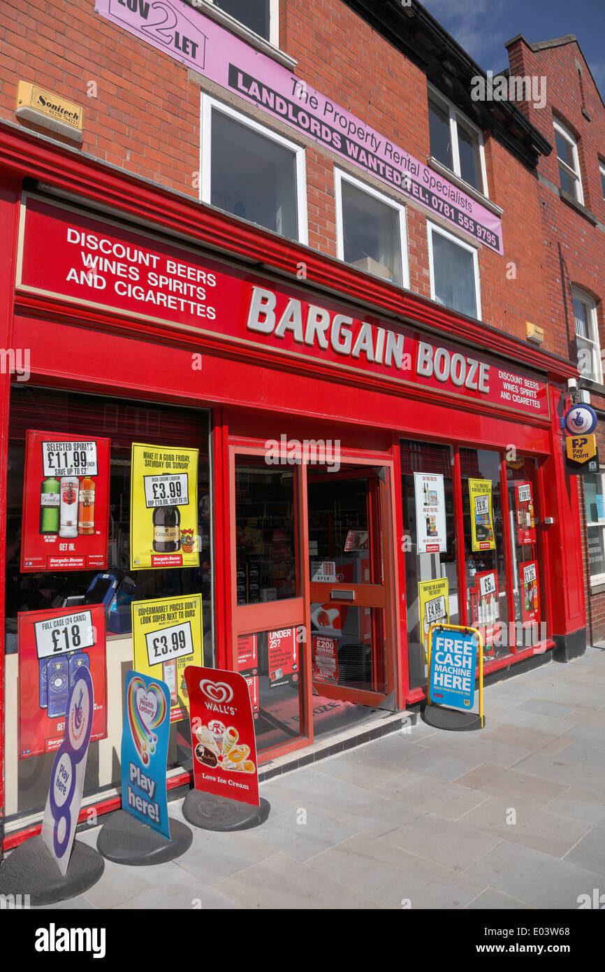 Schnäppchen Schnaps Shop auf der High Street in Lauch Mitarbeiter UK Stockfoto