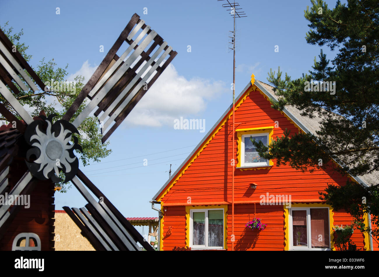 Holzhaus Land rot und braun dekorative Mühle Wind im Sommer Stockfoto