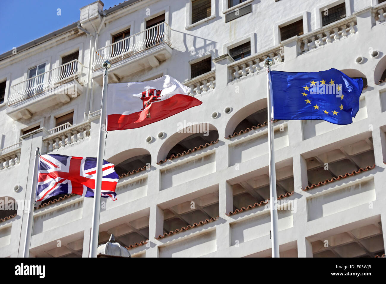 Flaggen von Großbritannien, Gibraltar und Europäische Union fliegen in Gibraltar Stockfoto