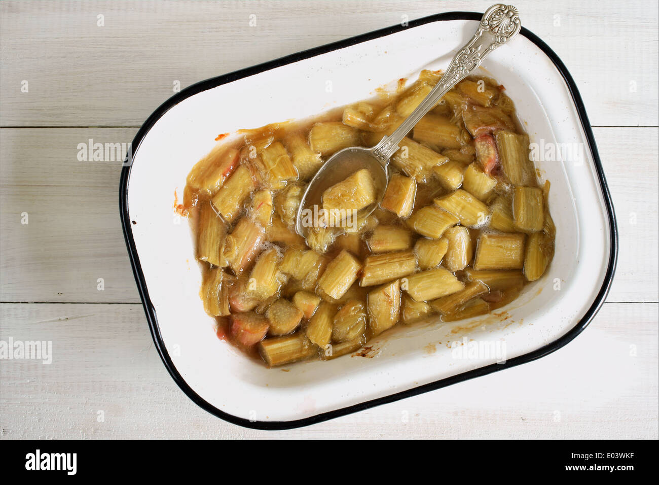 Eine altmodische Dessert geschmorte Rhabarber mit Zucker gebacken und es ist eigene natürliche Säfte Stockfoto