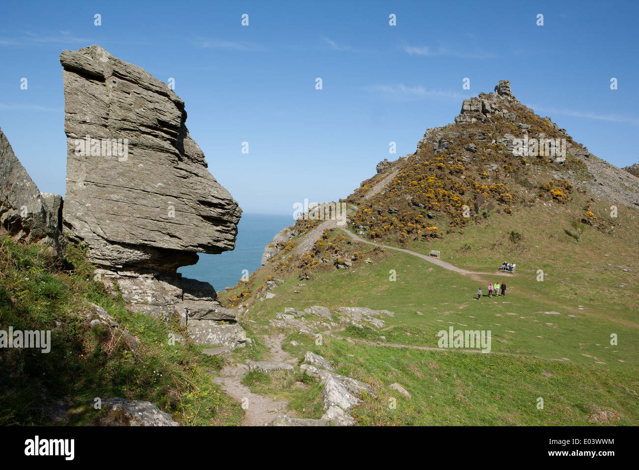 Ein großer Felsen namens "The Spinks Head" im Tal der Felsen in der Nähe von Lynton in Nord-Devon. Blick über den Bristolkanal Stockfoto