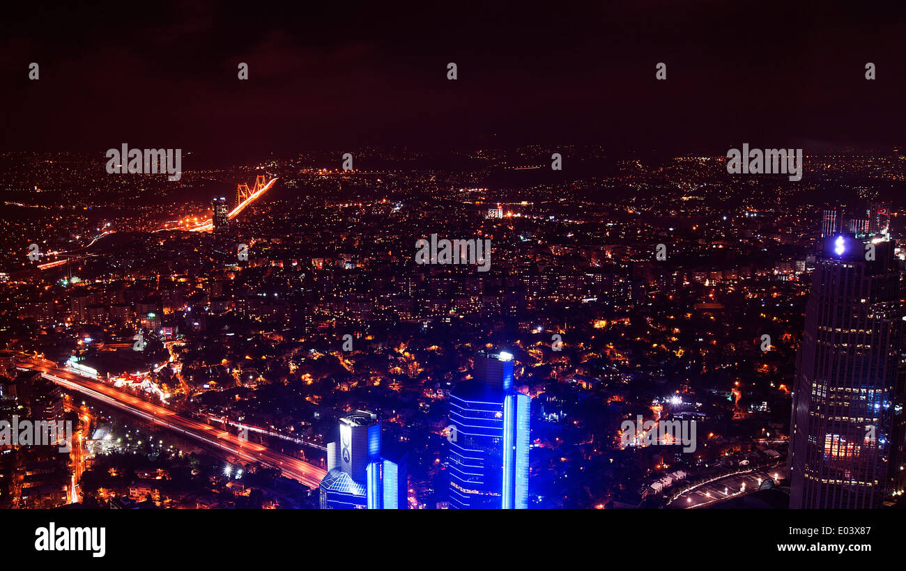 Istanbul, Türkei - Blick auf die Innenstadt und die Wolkenkratzer von Istanbul Sapphire. Stockfoto