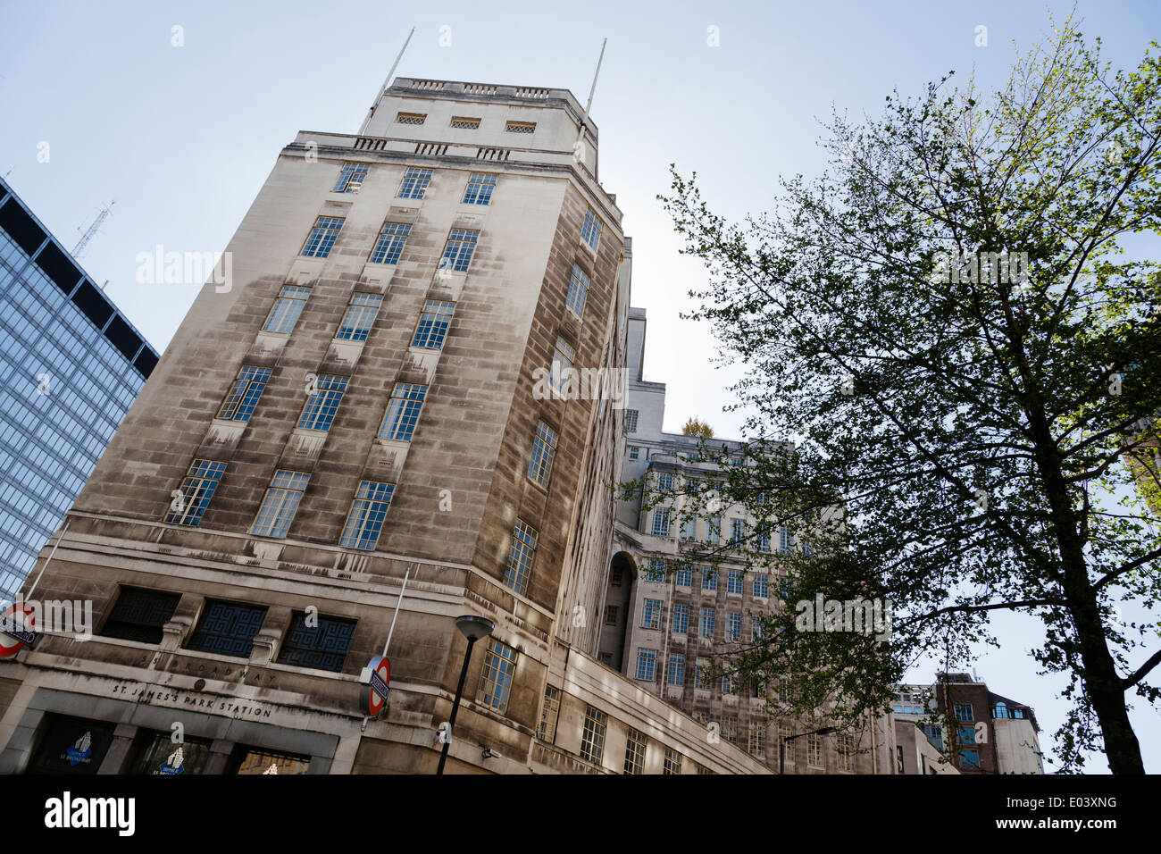 London Underground Head Office 55 Broadway und u-Bahn Eingang. Stockfoto