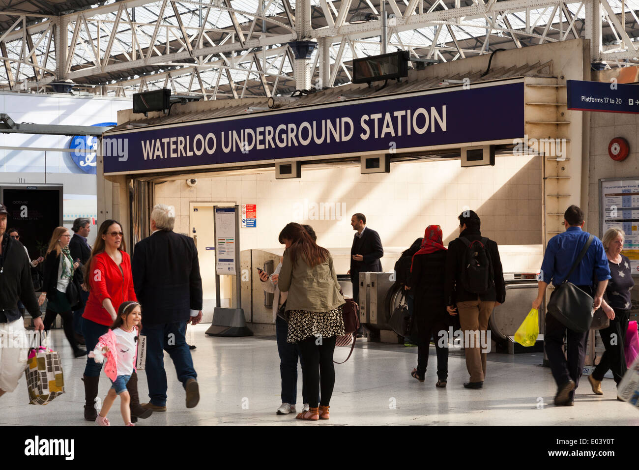 Menschen mit Waterloo unterirdische Station Eingang auf das Zusammentreffen. Stockfoto