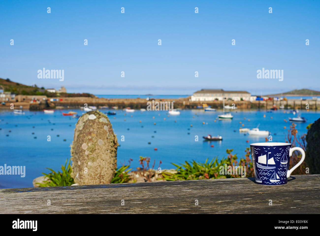 Eine Tasse Kaffee mit Blick auf den Hafen von Hugh Town, St Marys, Isles of Scilly, Scillies, Cornwall im April Stockfoto