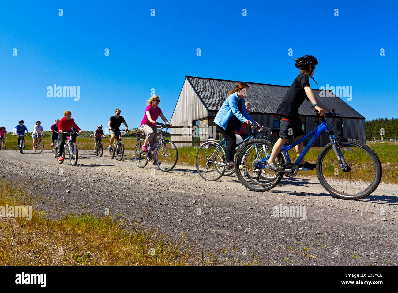 Gruppe von Menschen, die Anrechnung auf einer Radtour auf einen Radurlaub Insel Coll, Inneren Hebriden, Argyll and Bute, Scotland, UK Stockfoto