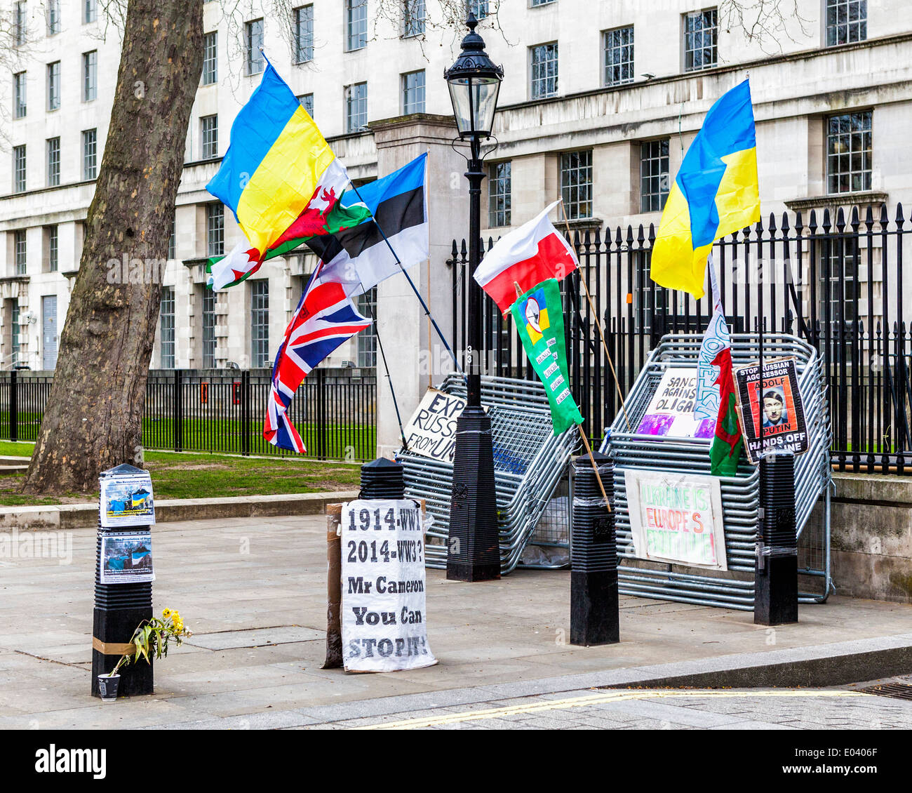 Flaggen der Anti-russisch-ukrainischen Protest auf der anderen Straßenseite von der Downing Street - London 2014 Stockfoto