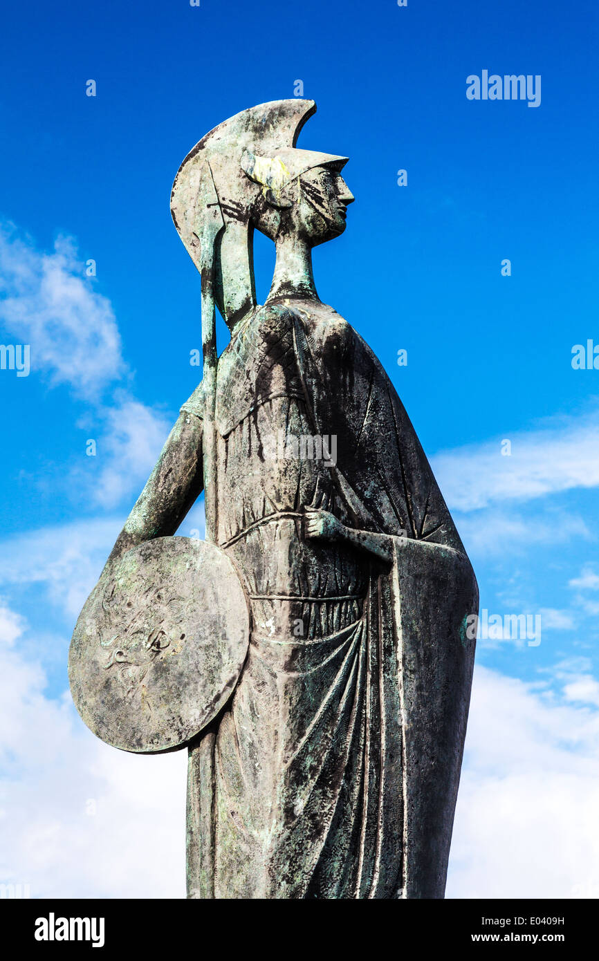 Staue von Minerva, Göttin der Weisheit und des Handels auf einer Fußgängerbrücke über die Schelde in Antwerpen, Belgien. Stockfoto