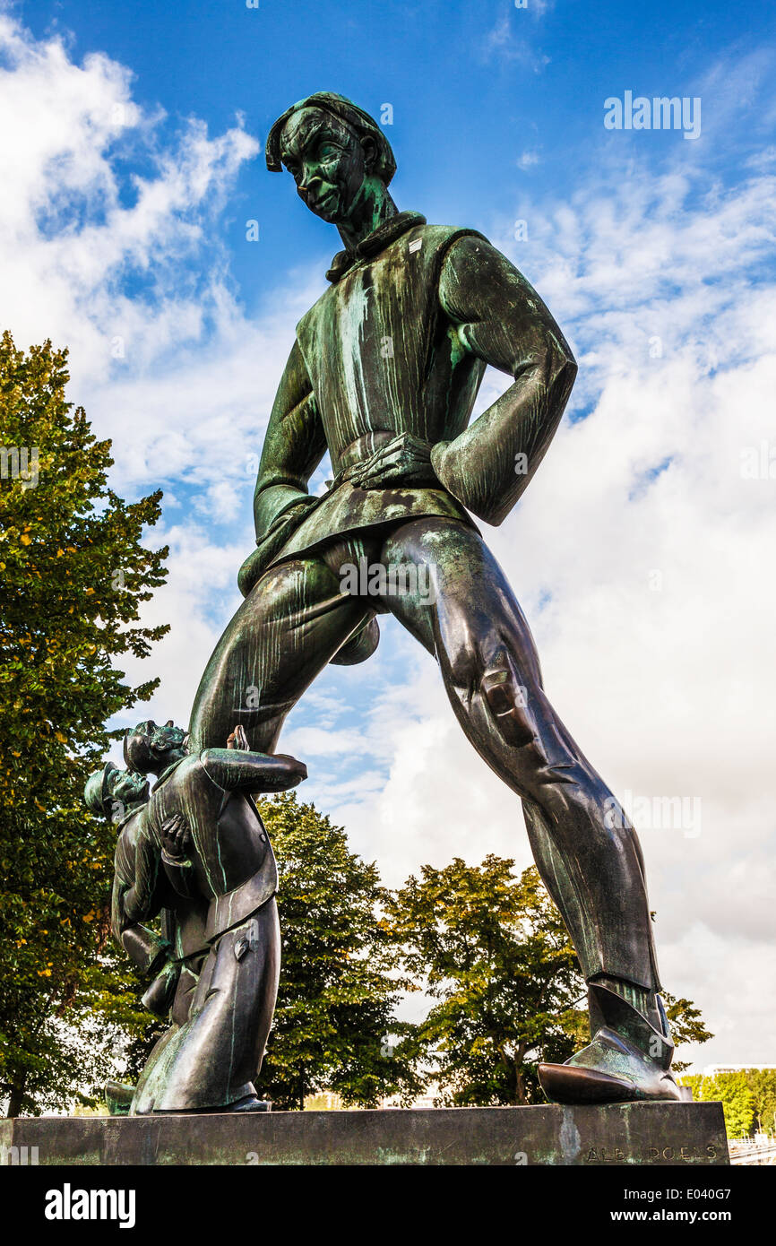 Die Statue des mythischen Riesen, Lange Wapper, außerhalb der Het Steen oder Stein Burg in Antwerpen, Belgien. Stockfoto