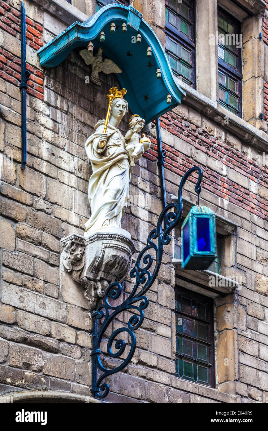 Die Statue der Madonna mit Kind auf einem alten Gebäude im Vleeshouwers Straat, Antwerpen, Belgien. Stockfoto