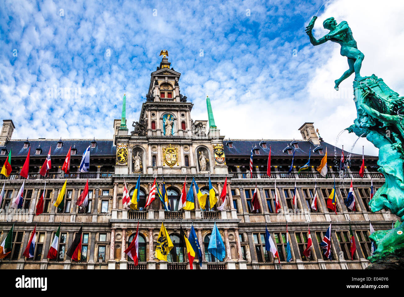 Brabo-Brunnen und dem Rathaus (Stadhuis) in der Grote Markt (Hauptplatz) in Antwerpen, Belgien. Stockfoto