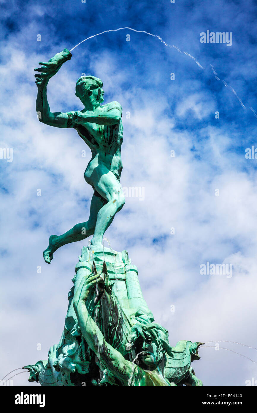 Die Brabo-Brunnen von SculptorJef Lambeaux, in dem Grote Markt, Hauptplatz in Antwerpen, Belgien. Stockfoto