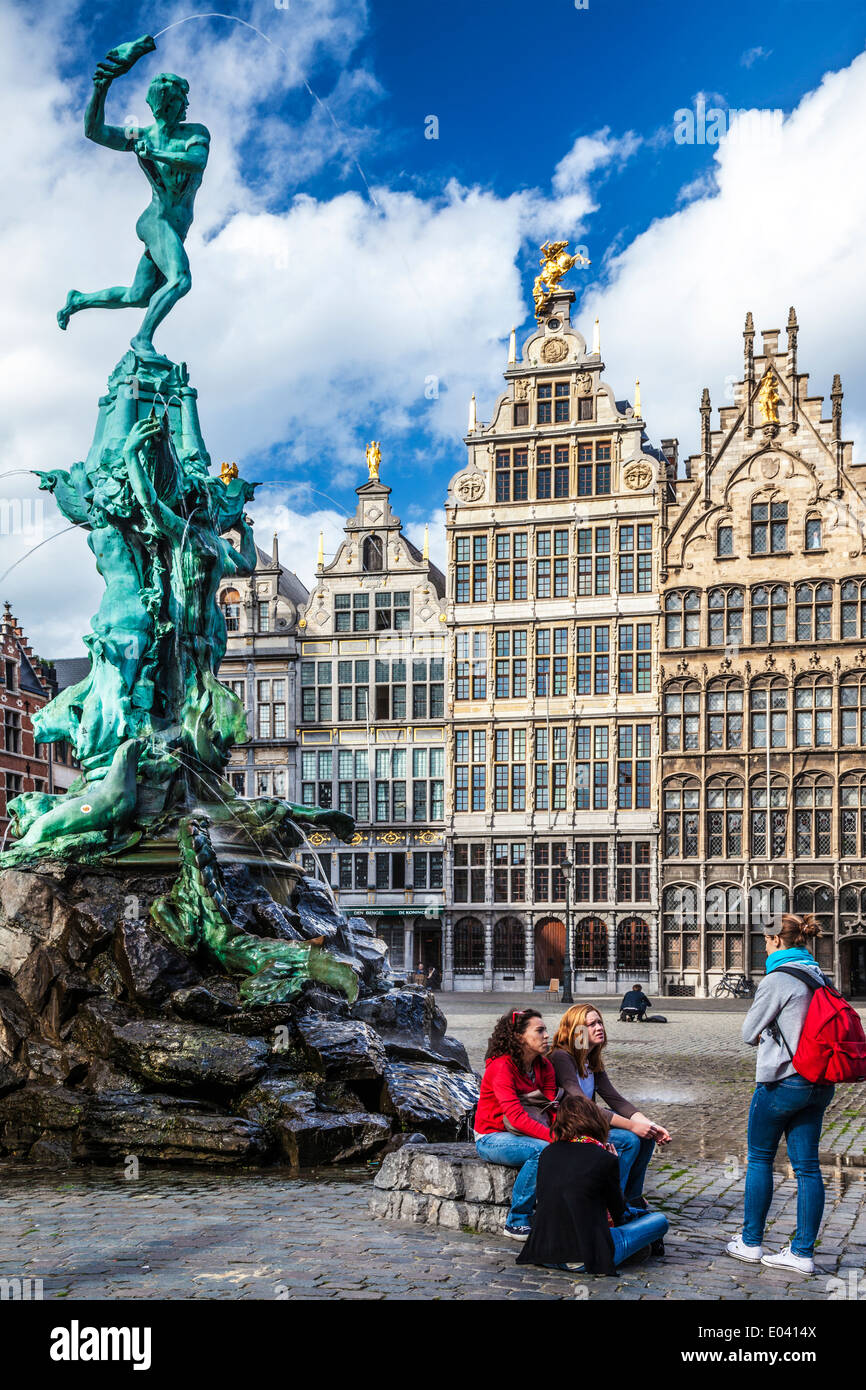 Junge Touristen durch den Brabo-Brunnen, in dem Grote Markt, Hauptplatz in Antwerpen, Belgien. Stockfoto