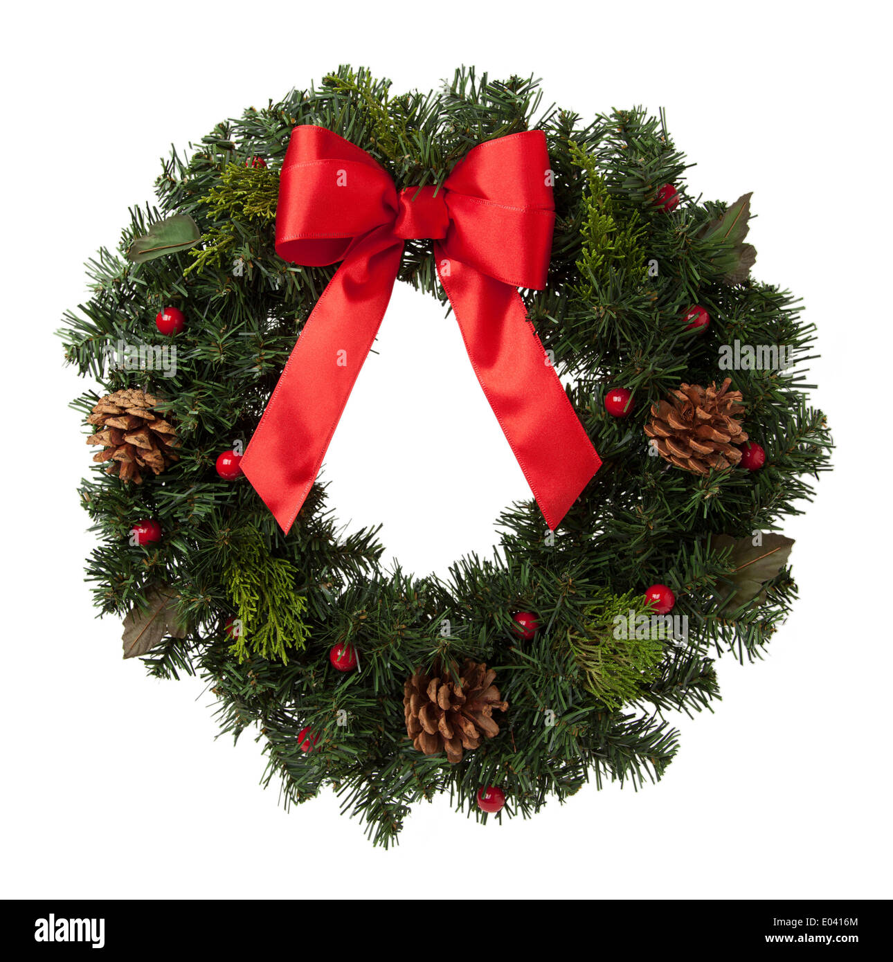 Adventskranz mit Tannenzapfen und Red Ribbon Isolated on White Background. Stockfoto