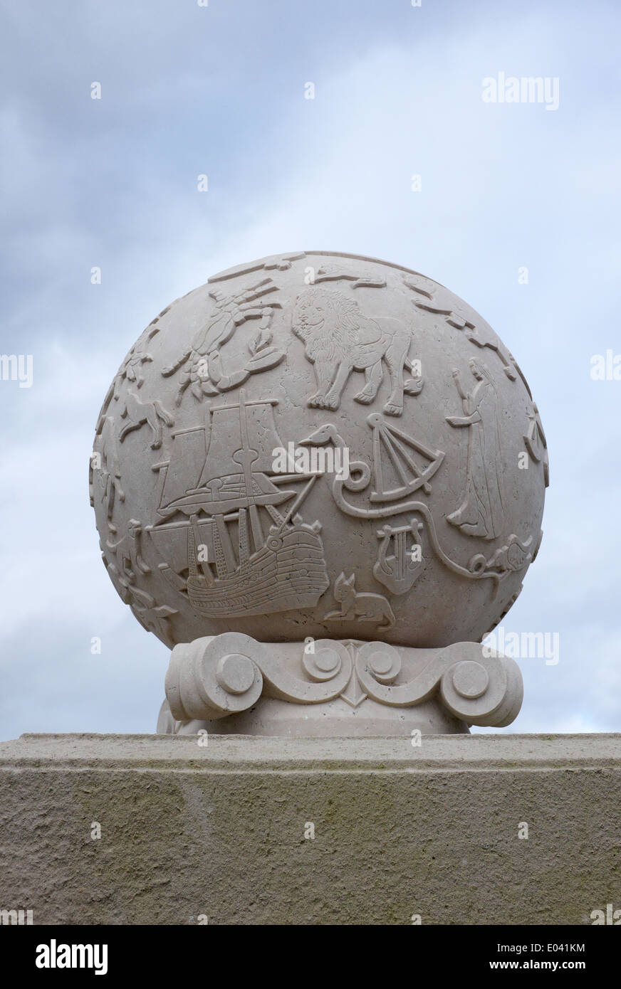 Detail des Liverpools Merchant Navy Memorial: Globus zeigt eine Segelschiff mit Astrolabium und Sterne Sternbilder Stockfoto