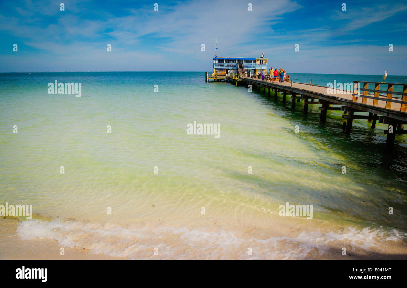 Die Rute & Rolle Pier auf Anna Maria Island, FL umgeben von Golf von Mexiko Stockfoto