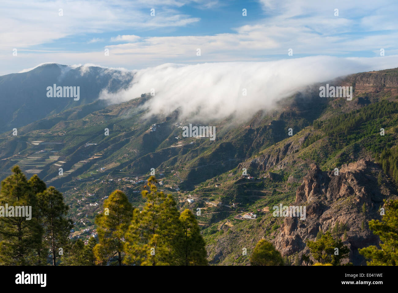 Blick über zentralen vulkanischen Krater auf Gran Canaria in der Nähe von Tejeda mit Orografische Wolke (fohn Effekt) über Berge fließt. Kanarischen Inseln. Stockfoto