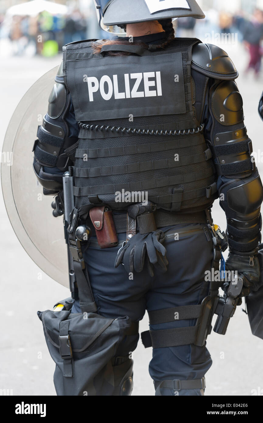 Zürich, Schweiz. 1. Mai 2014. Bewaffnete Polizei, die Kräfte an einem  illegalen Mai Tag bereitgestellt werden Protestkundgebung am Zürcher  Helvetiaplatz. Die Rallye löste sich nach Polizei-Trupps den Ort eine  Stunde lang versiegelt.