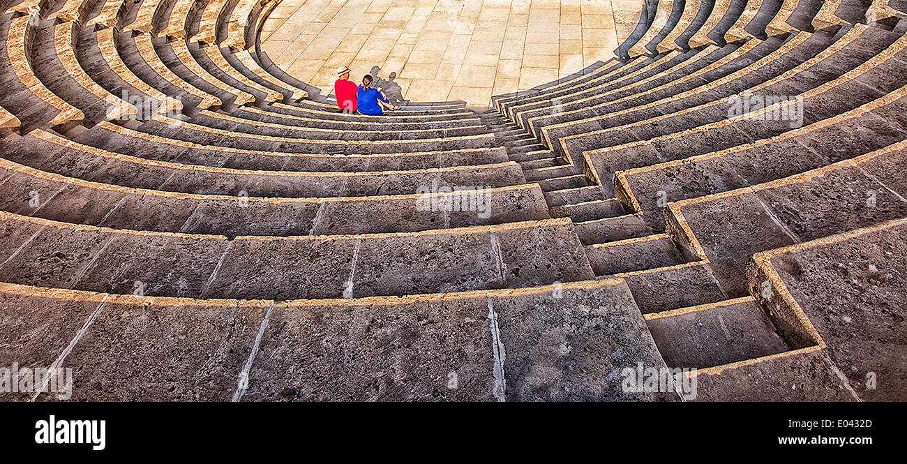 Zwei Personen in einem Roman Amphitheatre Stockfoto