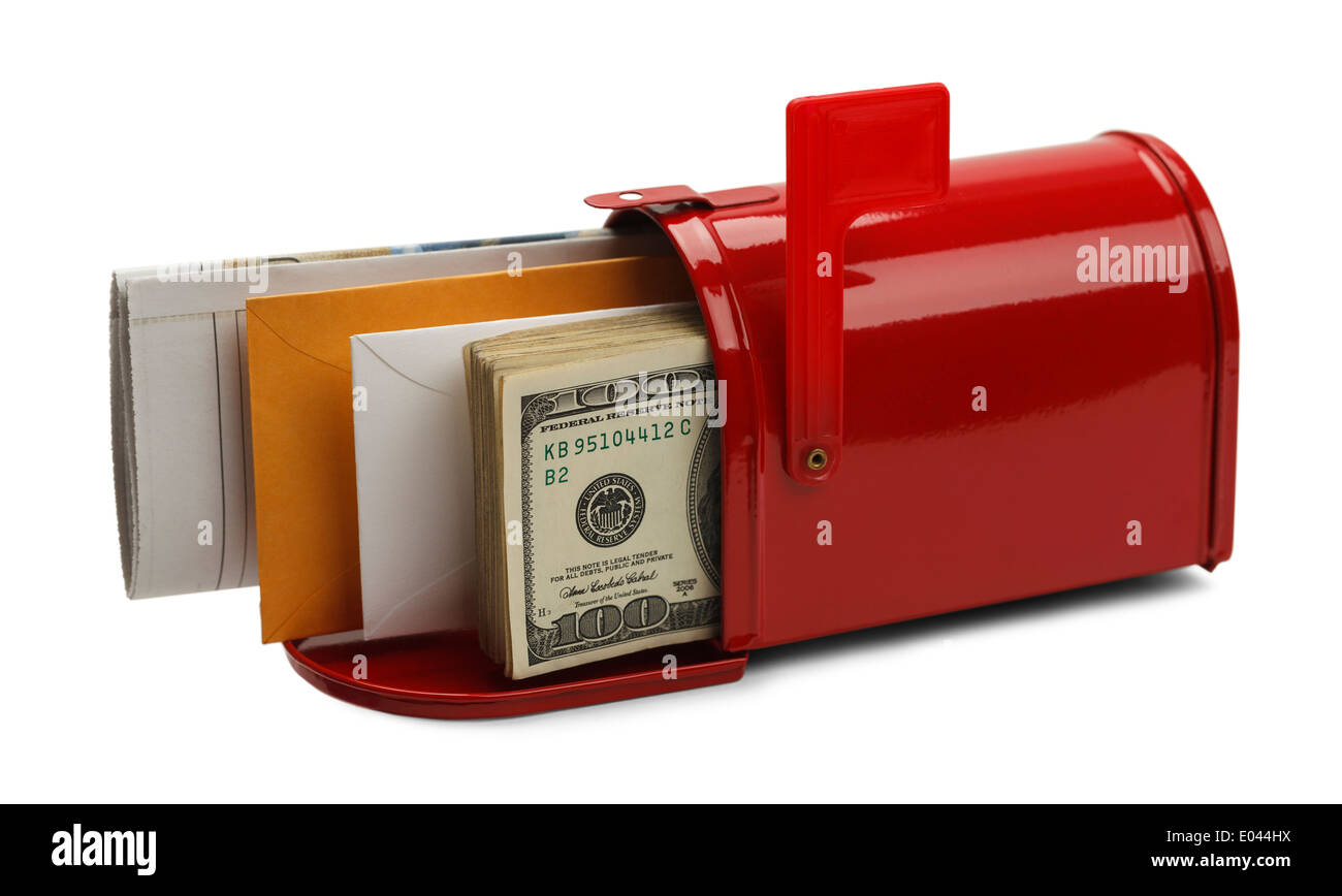 Roten Briefkasten gefüllt mit Mail und Geld Isoalted auf weißem Hintergrund. Stockfoto