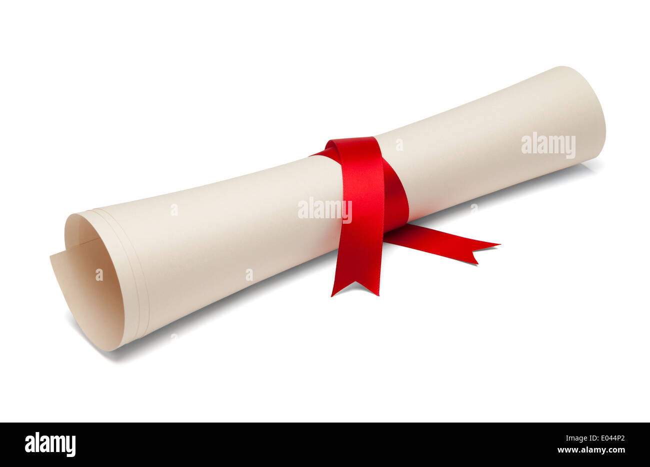 Diplom gebunden mit rotem Band auf einem weißen Hintergrund isoliert. Stockfoto