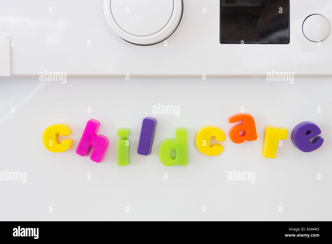 Spielzeug magnetische Buchstaben Kinderbetreuung auf Washine Maschine Stockfoto