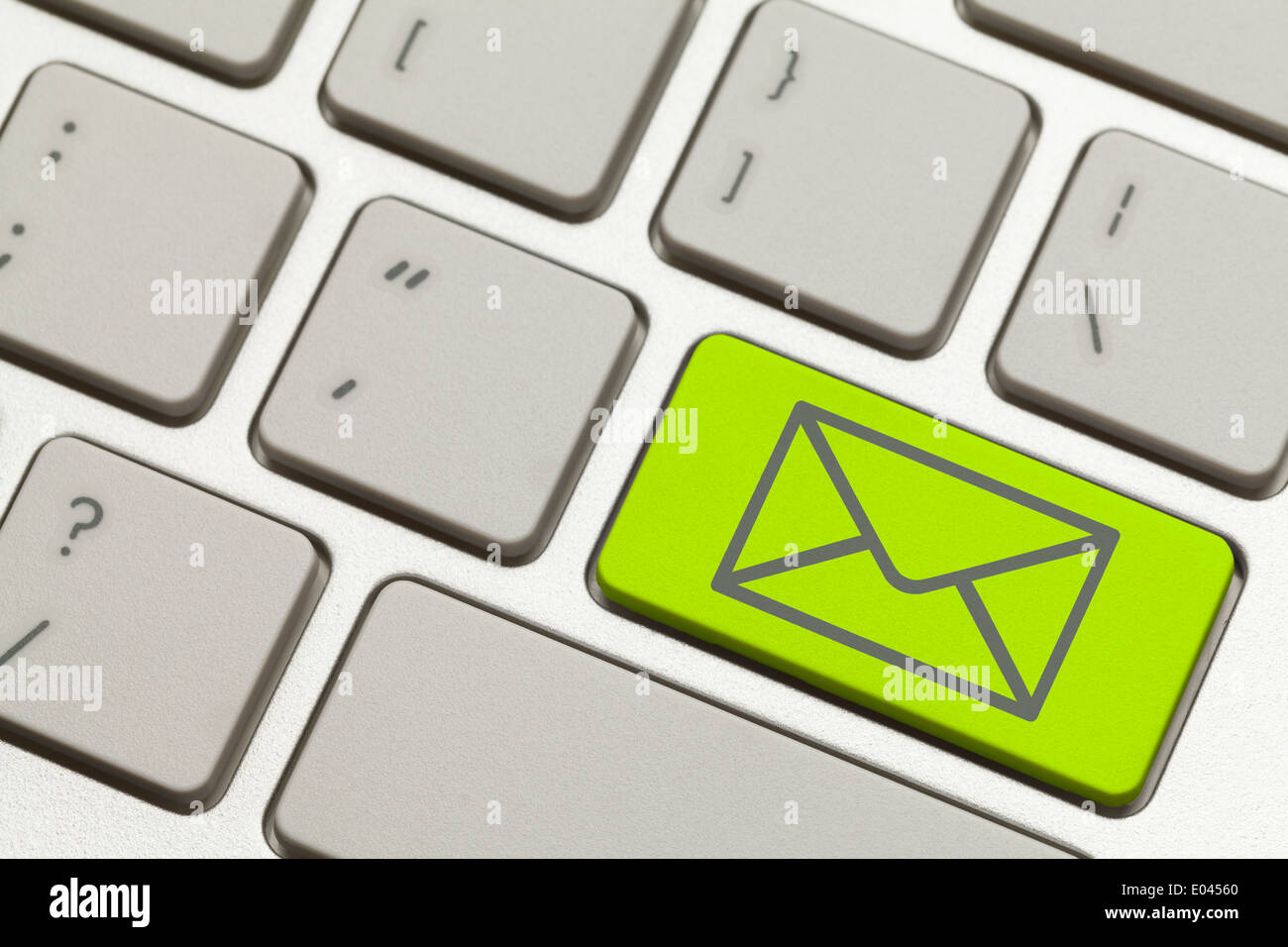 Nahaufnahme des grünen E-Mail-Umschlag-Taste auf der Tastatur. Stockfoto