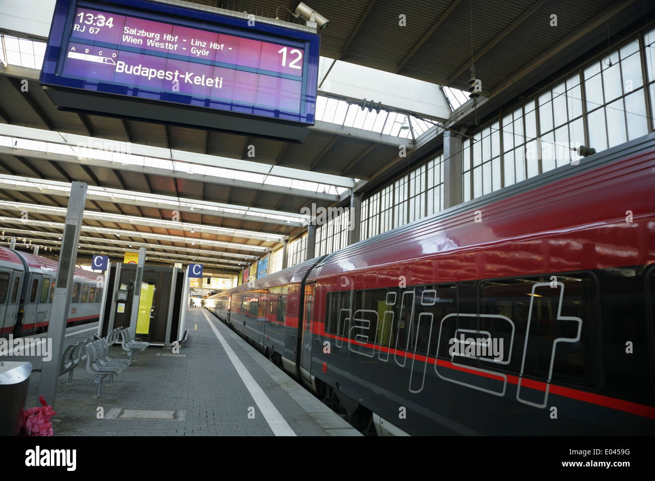 Österreichischen Eisenbahnen (OBB) Railjet Zug warten auf Abfahrt nach Budapest von München