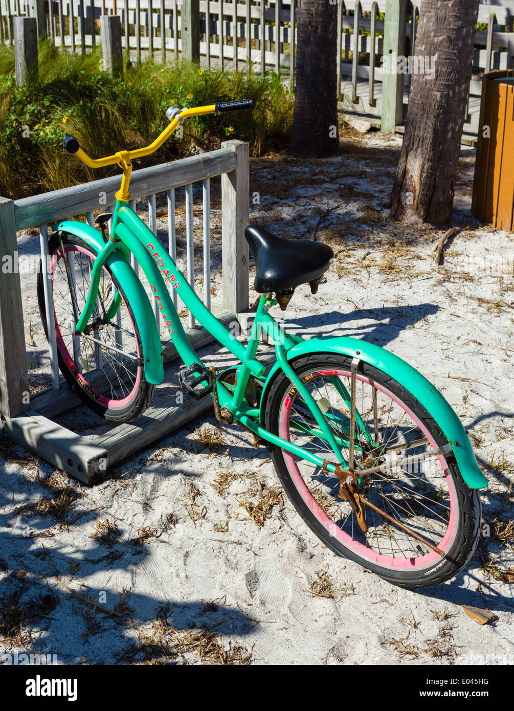 Fahrrad geparkt am Strand von Longboat Key, Golfküste, Florida, USA Stockfoto