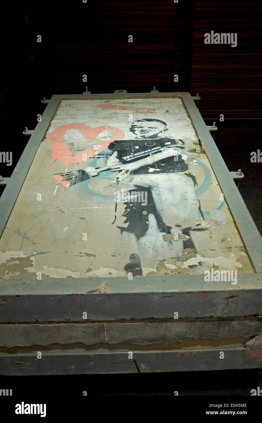 Banksy Kunstwerk "Junge mit Herz" auf dem Display "Banksy zu stehlen?" Ausstellung im ME-Hotels in London, 2014. Stockfoto