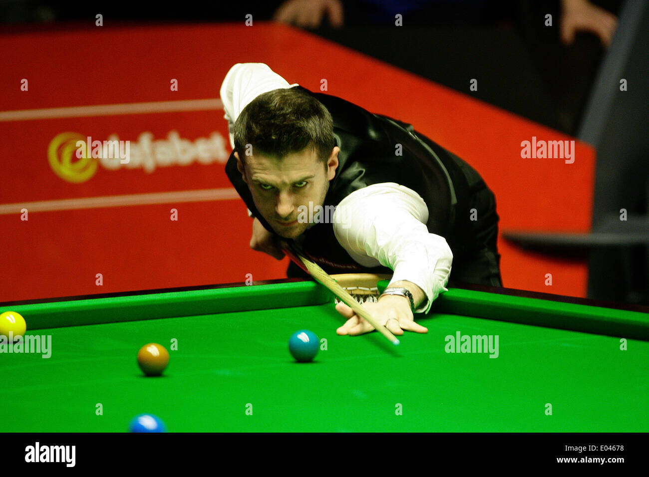 Sheffield, UK. 1. Mai 2014. Mark Selby in Aktion gegen Neil Robertson auf 2014 Dafabet World Snooker Championship Halbfinale Finale 1. Sitzungen (am besten von 33 Frames gespielt mehr als 4 Sitzungen), Crucible Theatre in Sheffield, Yorkshire, England. Bildnachweis: Aktion Plus Sport/Alamy Live-Nachrichten Stockfoto