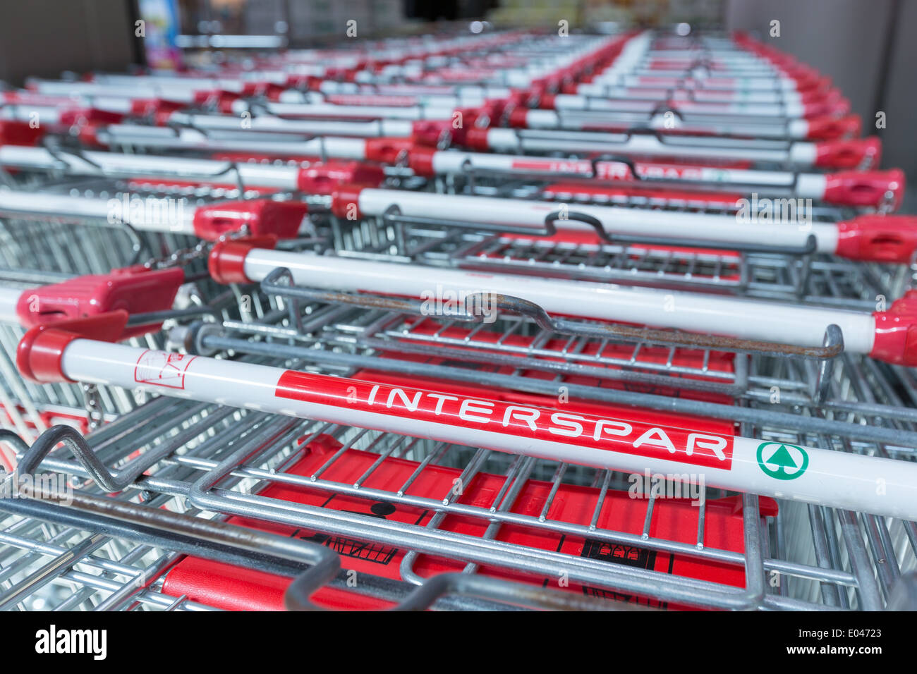 Einkaufswagen von Interspar Supermarkt in Reihen Stockfotografie - Alamy
