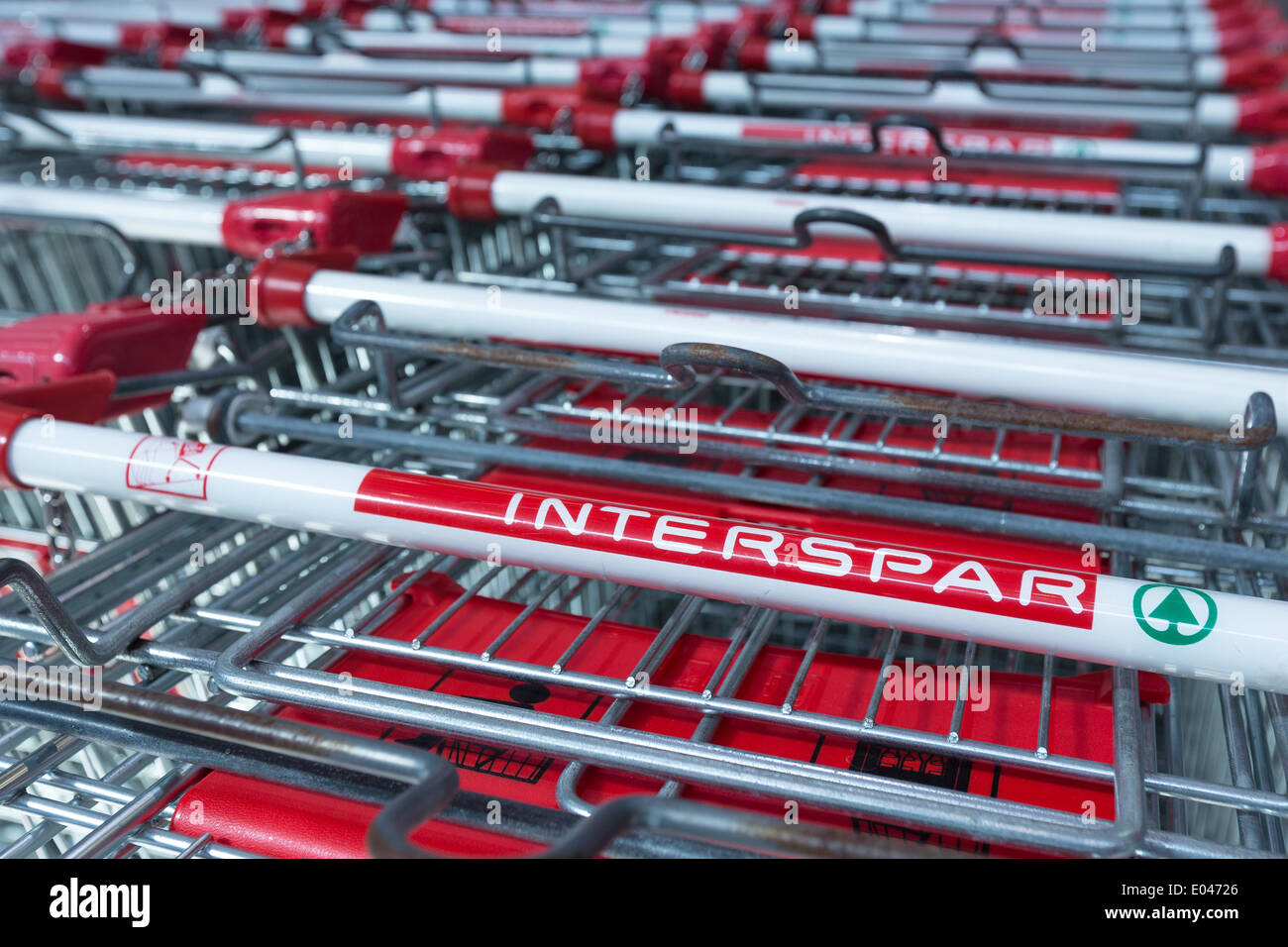Einkaufswagen von Interspar Supermarkt in Reihen Stockfoto