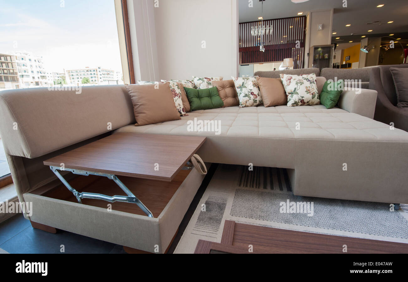 Großes Sofa mit Schrank und Kissen auf dem Display in der Möbelausstellung Stockfoto