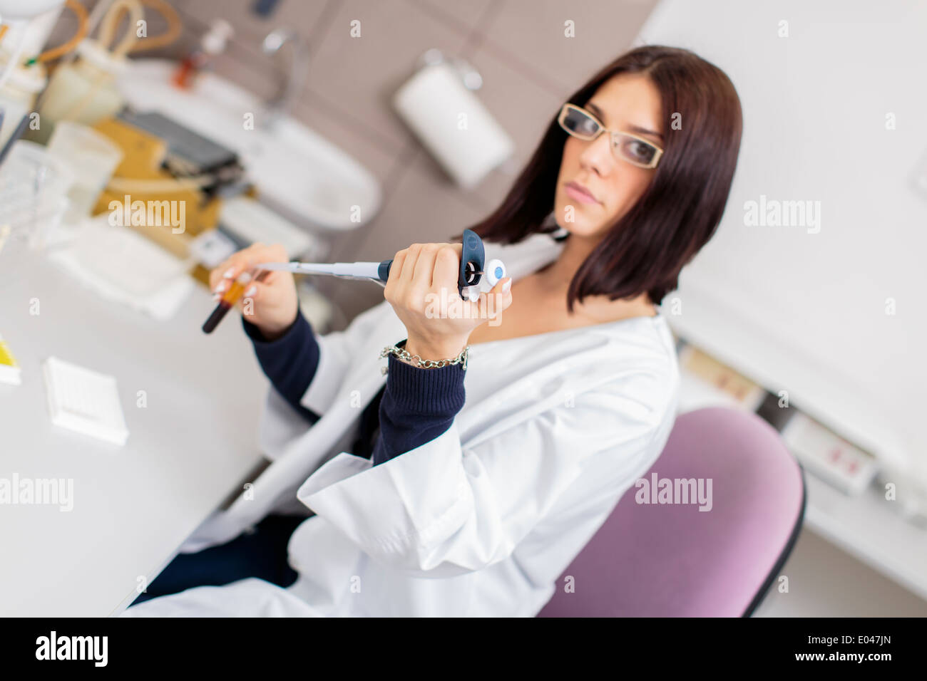 Junge Frau im medizinischen Labor Stockfoto