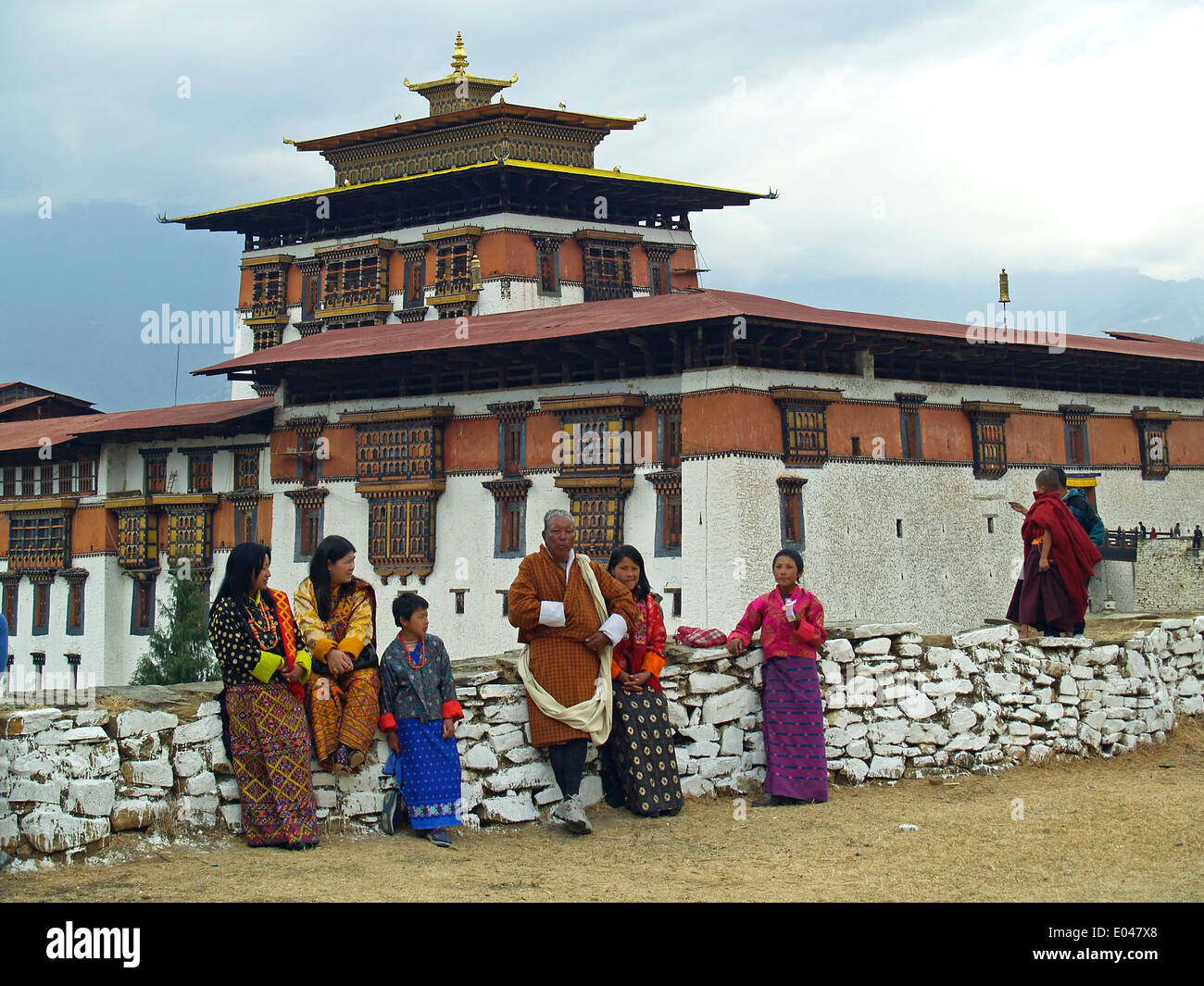Darstellen einer bhutanischen Familie Dress in Ghos in Paro Dzong, Bhutan Stockfoto