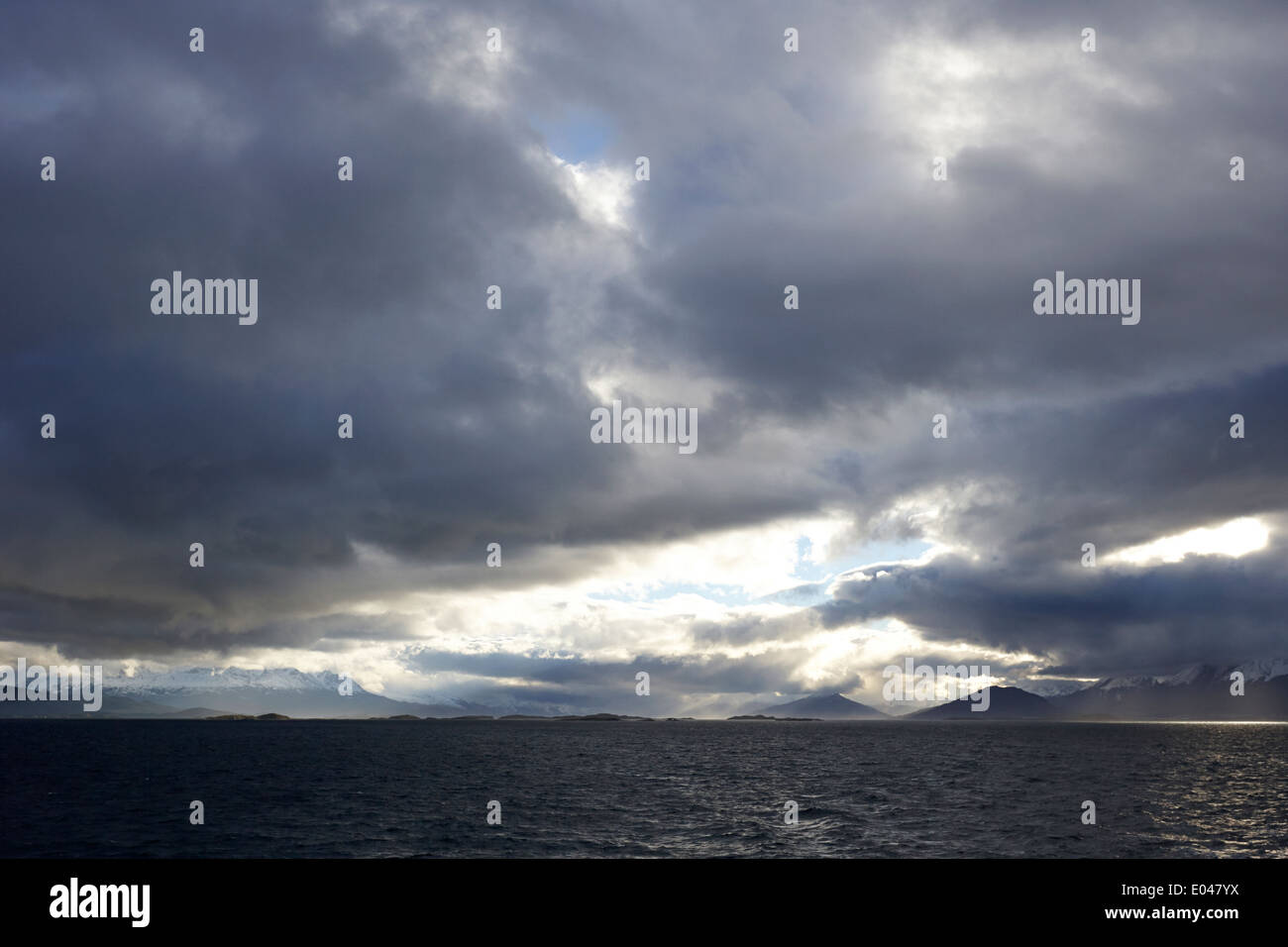 dunkle Wolken über den Beagle-Kanal und Isla Navarino-Feuerland Chile und Argentinien Stockfoto