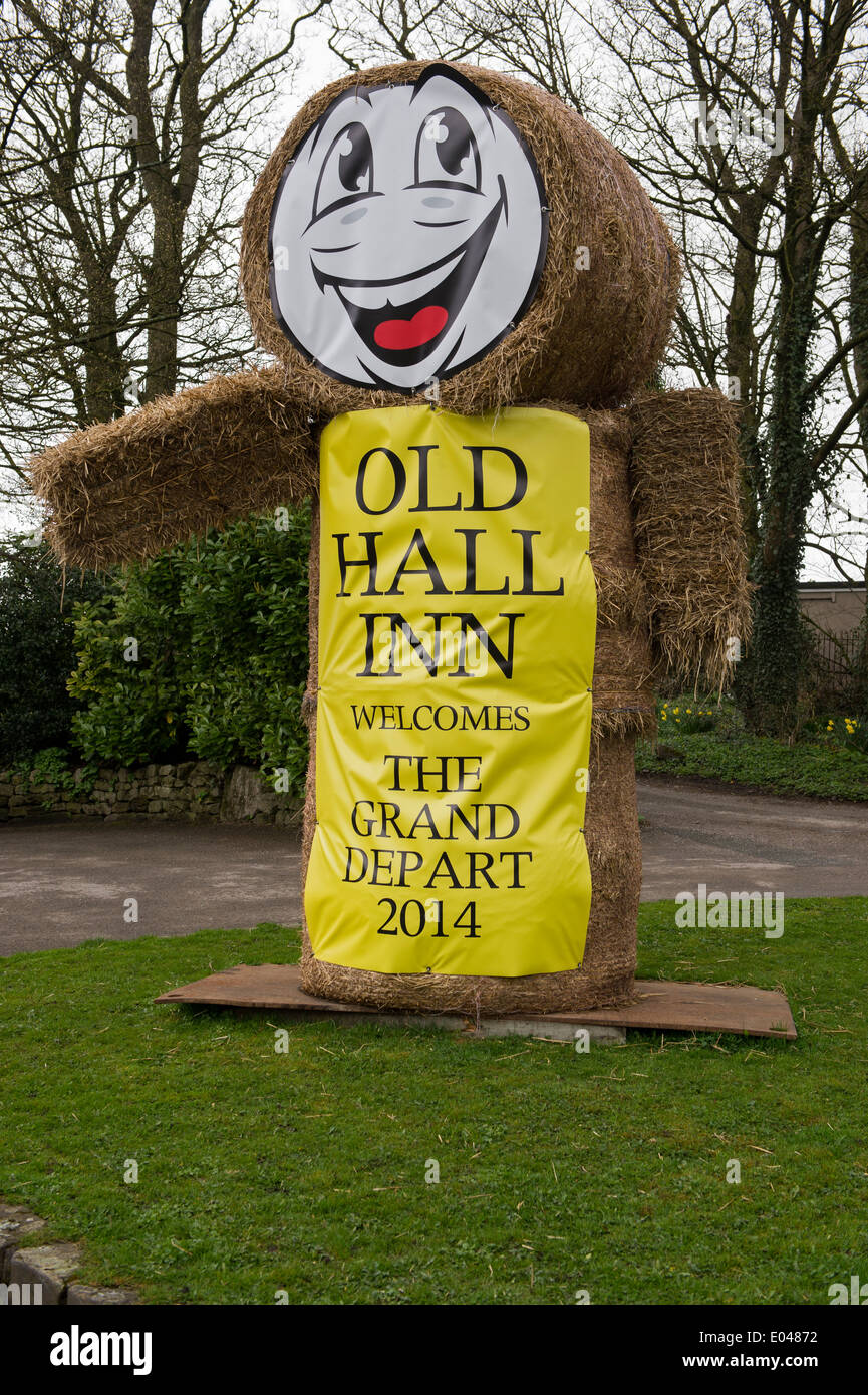 Hohe Gestalt aus Strohballen & gelbe Banner ist einladend Besucher & Werbung "Old Hall Inn Pub - Threshfield, North Yorkshire, England, UK. Stockfoto