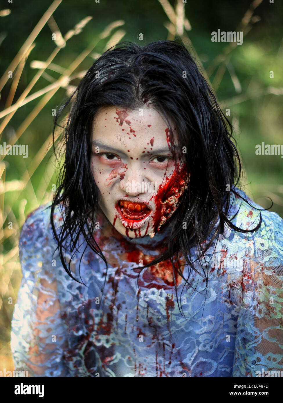 Ein blutiger Zombie starrt dich an Stockfoto