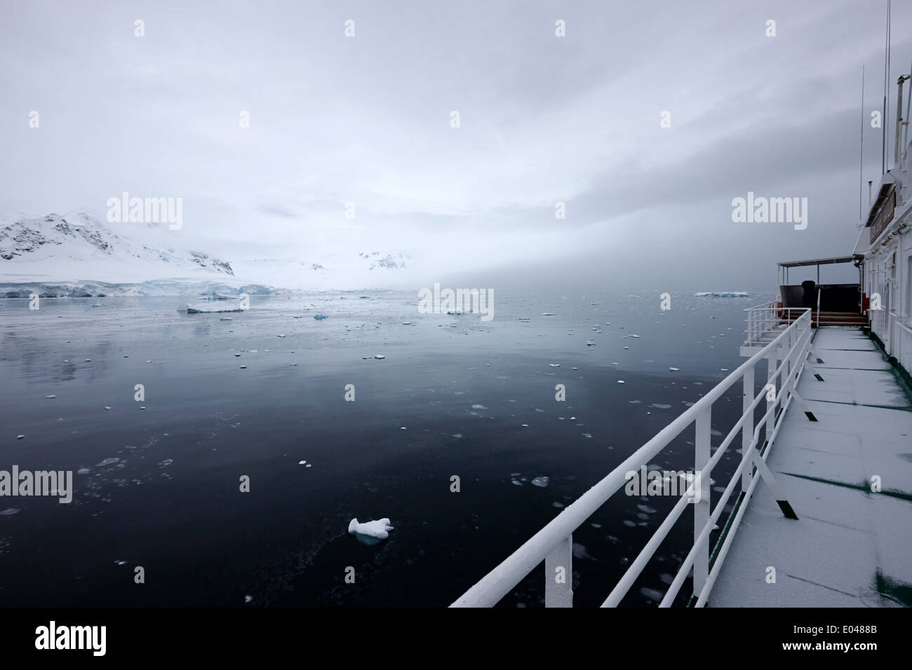 Expeditionsschiff schneebedeckt im Fournier Bay auf Anvers Island Antarktis festgemacht Stockfoto