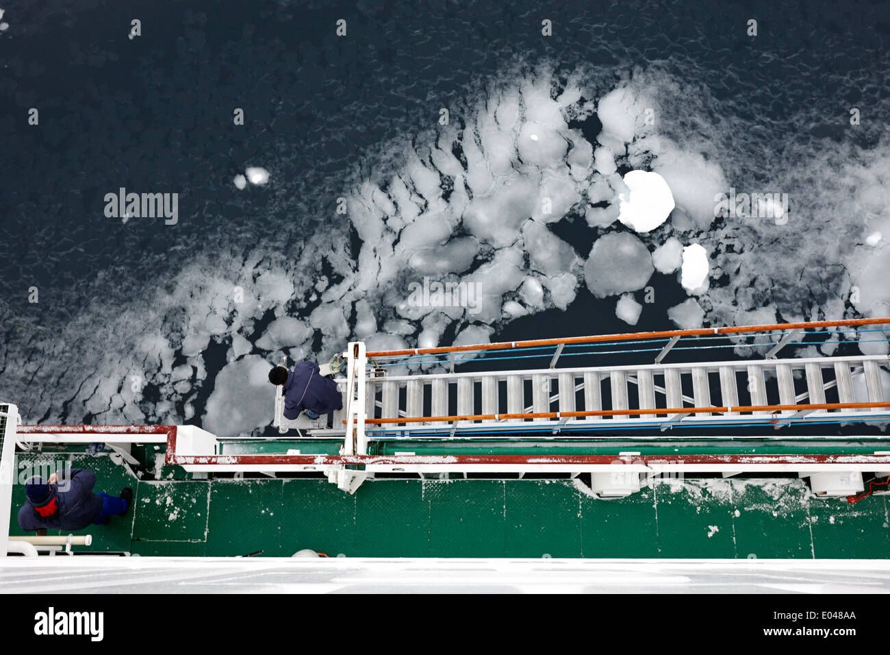 Crew-Mitglieder, die Gangway auf Expeditionsschiff mit gefrorenen Meereis Anvers Island Antarktis einrichten Stockfoto
