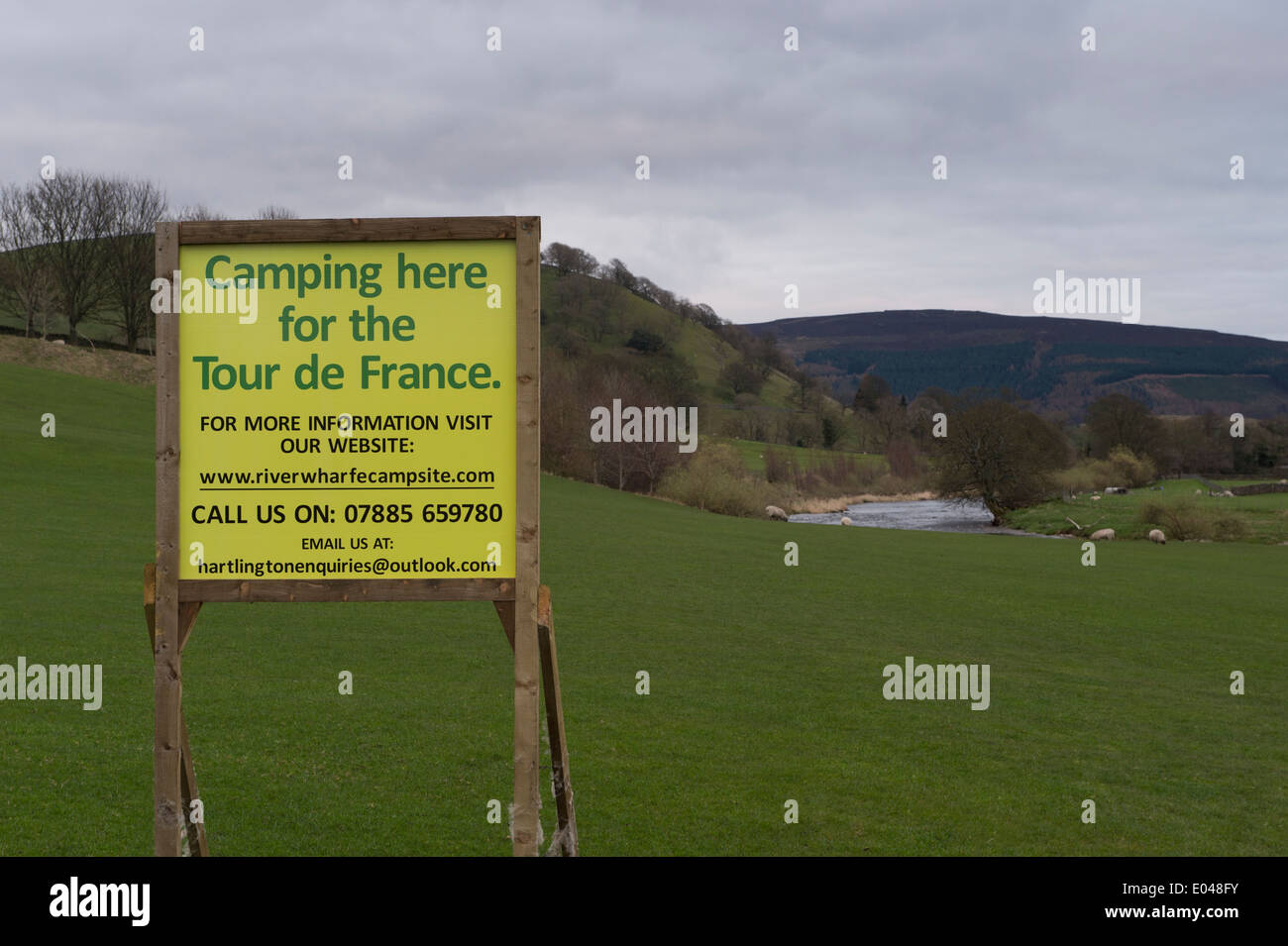 Holz- Plakat werbung sign Pop-up Campingplatz im schönen ländlichen Gebiet am Fluss, auf dem Weg der 'Grand Fahren" - Burnsall, Yorkshire, England, UK. Stockfoto