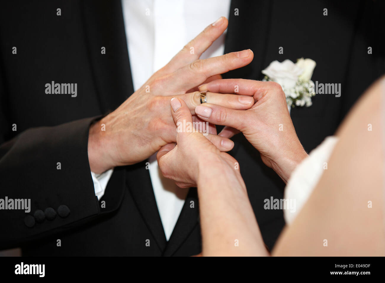 Die Hände der Braut und Bräutigam Stockfoto