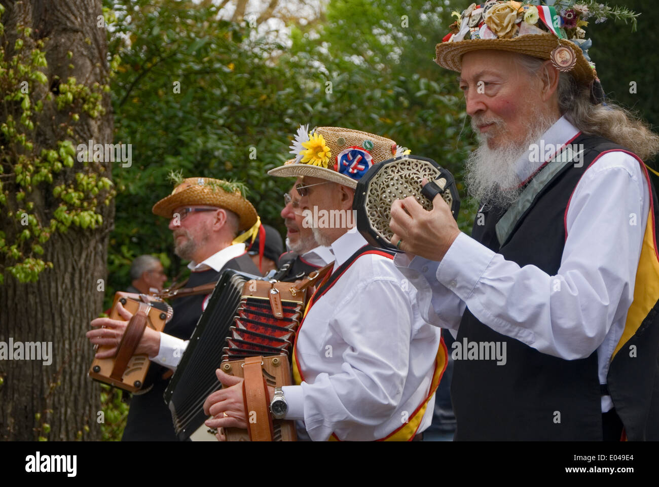 Musiker mit Morris Tanz Gruppe spielen während Shakespeares Geburtstagsfeiern in Stratford-upon-Avon. Stockfoto