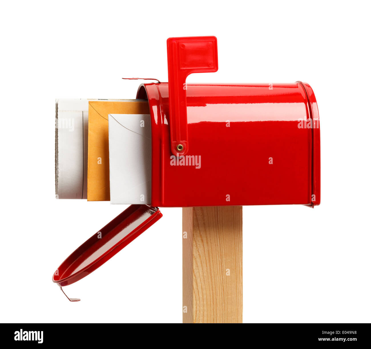 Seitlicher Blick auf einem offenen roten Briefkasten mit Mail, Isolated on White Background. Stockfoto