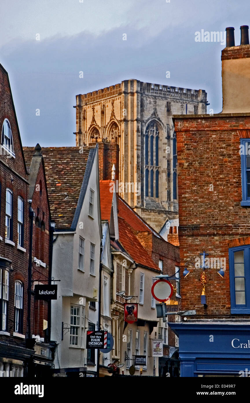 York Münsterturm lugt über die umliegenden Gebäude im Zentrum von der Stadt York. Stockfoto