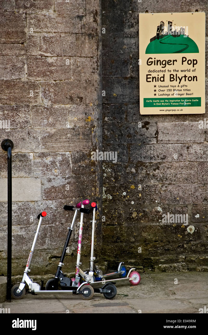 Kinder Roller vor einem Geschäft Werbung Enid Blyton aufgereiht, Autor Kinder. Stockfoto