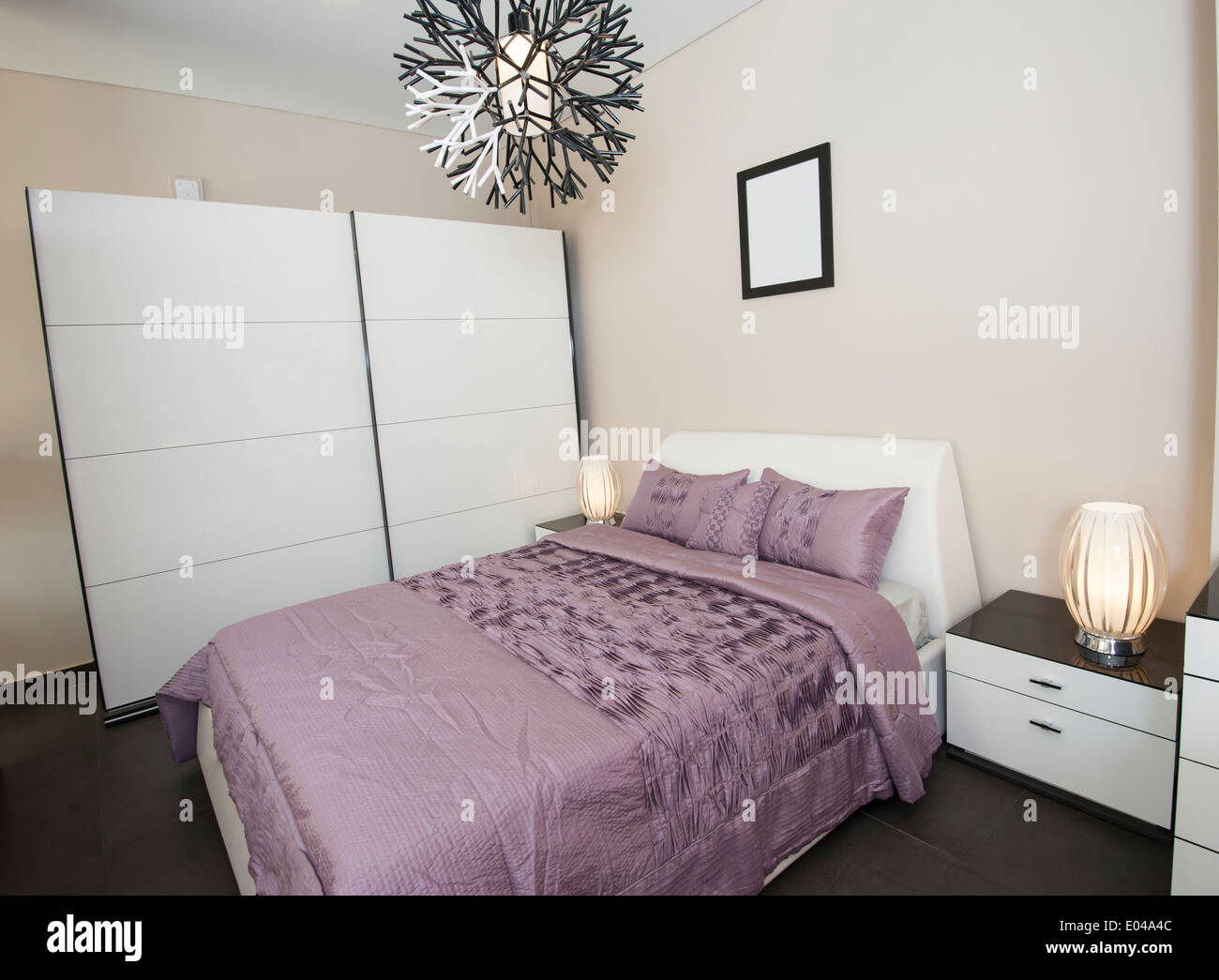 Schlafbereich in Show mit Kleiderschrank und Lampen nach Hause Stockfoto