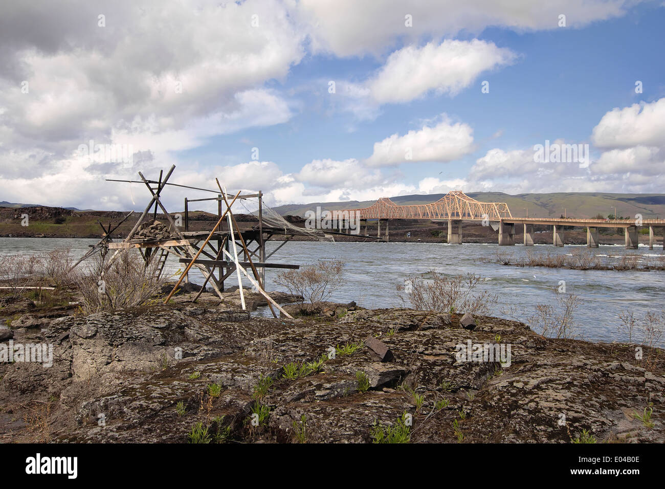 Alten amerikanischen Ureinwohner durch die Brücke Dalles in Oregon Stockfoto