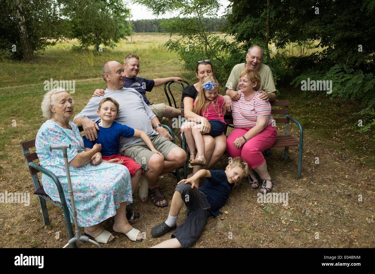 Vier Generationen der polnische und amerikanische Familien genießen einen glücklichen Moment während einer geschäftlichen Besprechung. Zawady Zentralpolen Stockfoto